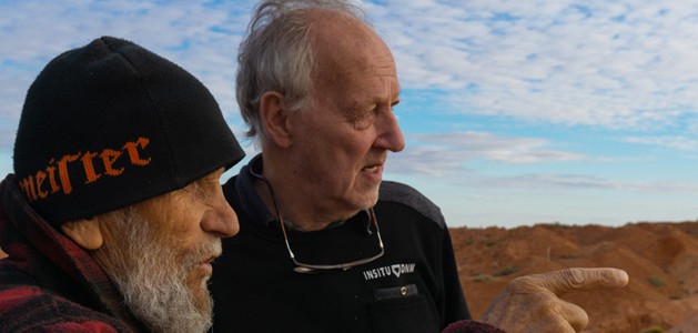 Un aborigen le indica al director dónde se internaba en el desierto el amigo desaparecido