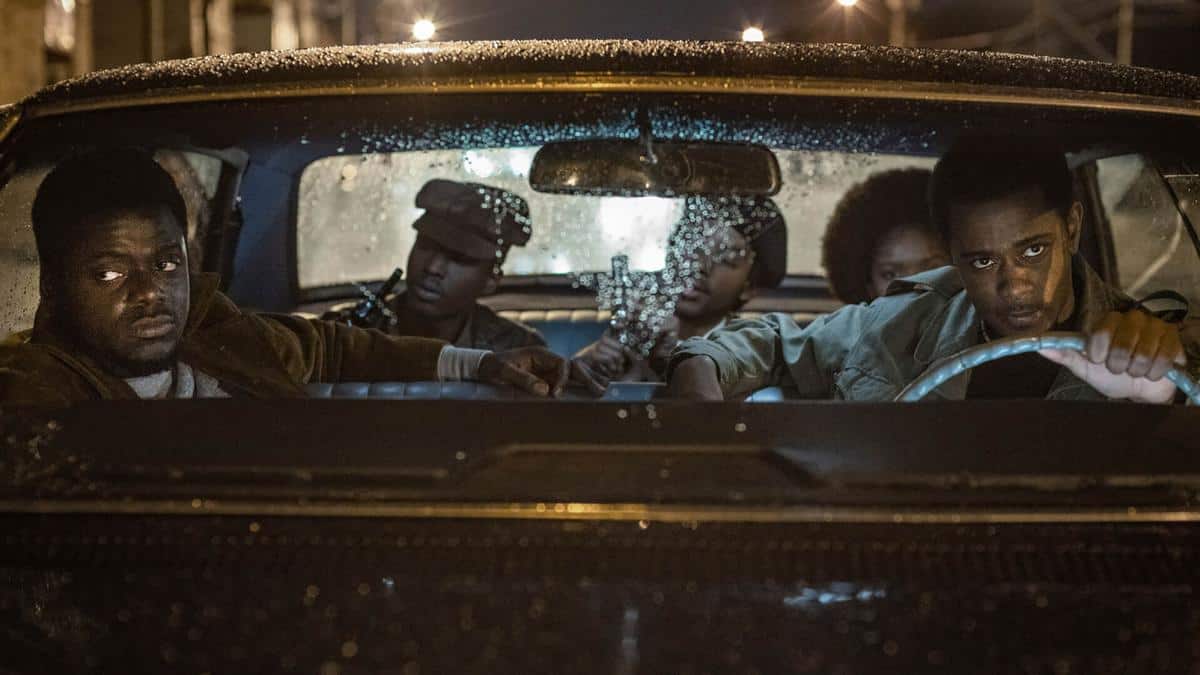 El líder y su conductor delator van en coche por las calles de Chicago de noche