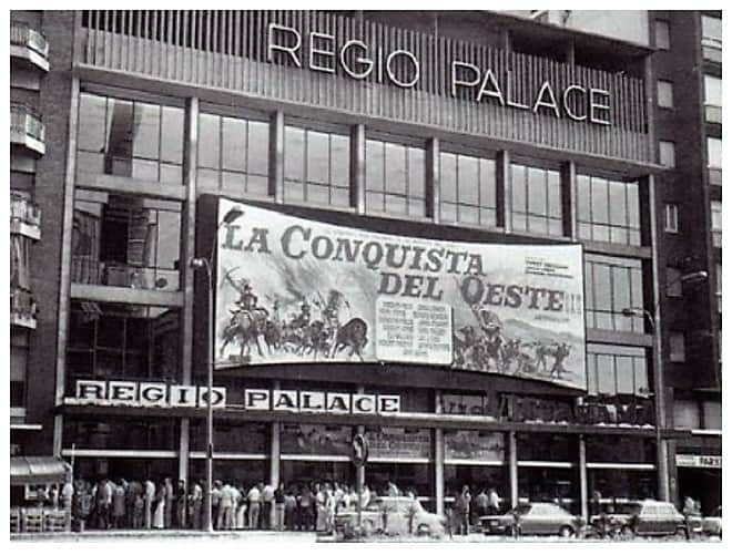 Fachada del enorme cine con el cartel en formato vistarama de La conquista del oeste