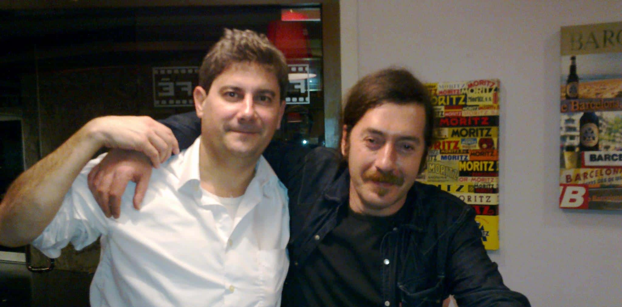 Los dos amigos se abrazan al salir del bar adyacente a la sala de cine