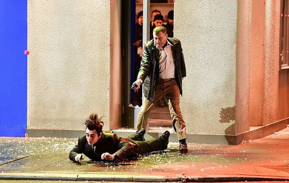 El protagonista dispara en la nuca a una víctima en el suelo