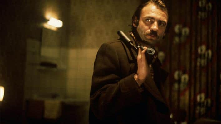 El protagonista enfermo se plantea utilizar la pistola parta matarse él