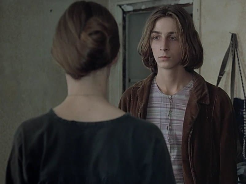 El protagonista contempla a la novia que va a dejarle