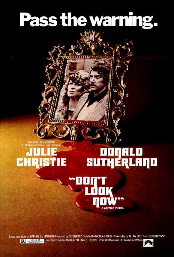 Cartel de la versión inglesa de la película, con un retrato de familia que sangra