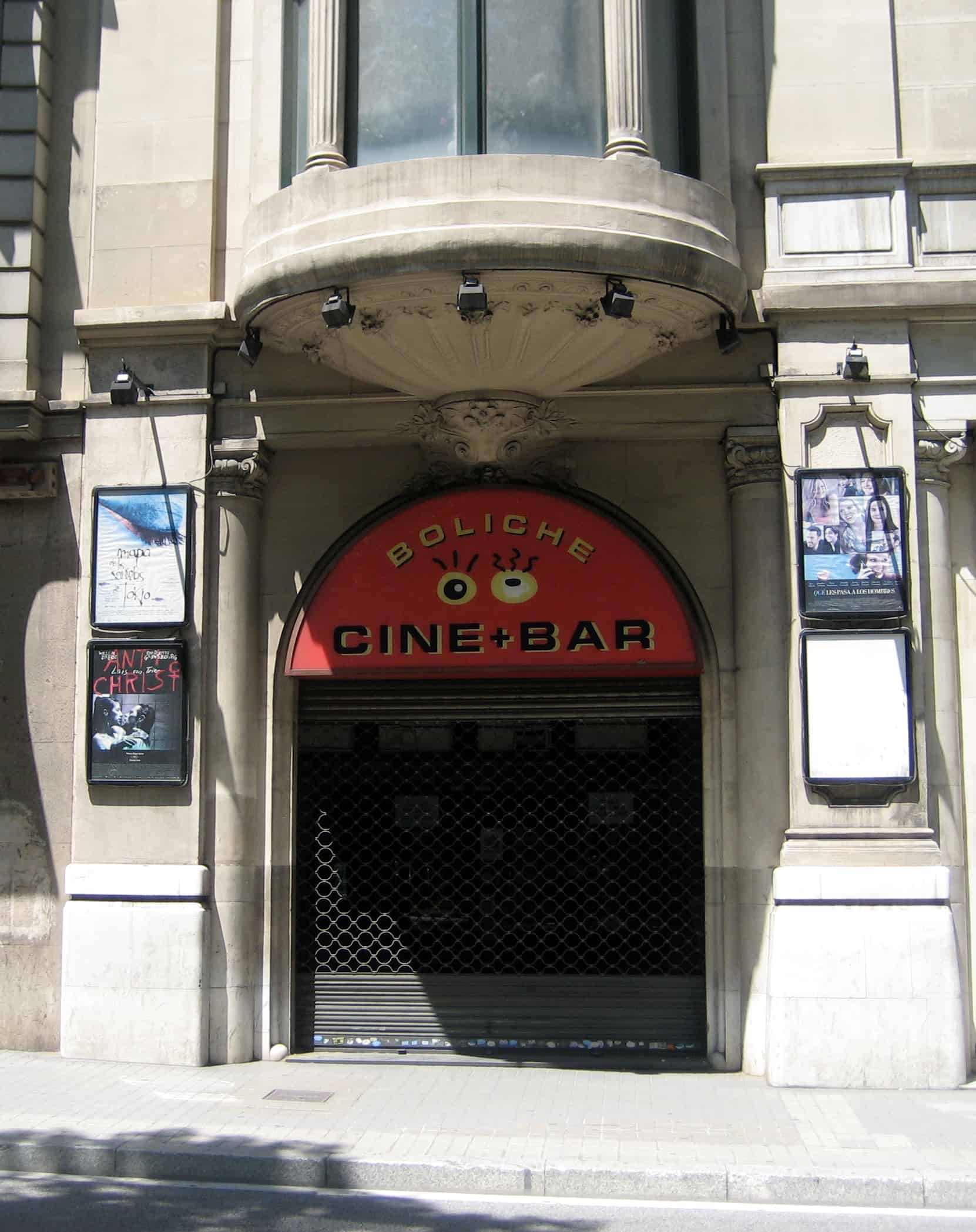 Entrada a la sala de cine, bar y lugar de eventos de la avenida Diagonal
