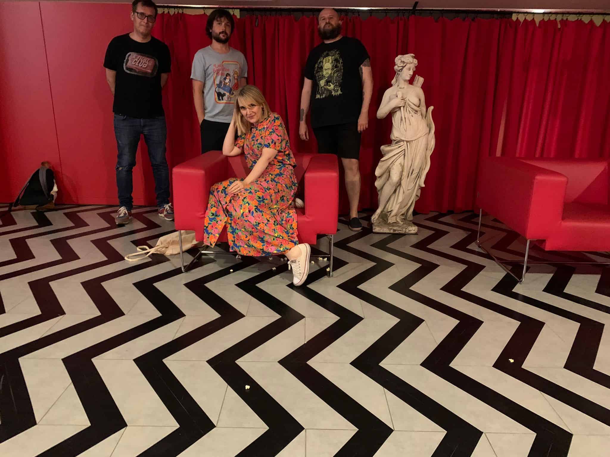 Decoración tipo David Lynch para el cine de la cadena Balaña