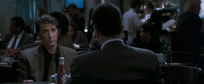 Pacino mira a su contraparte en la escena del bar donde se supone que dialoga con Pacino