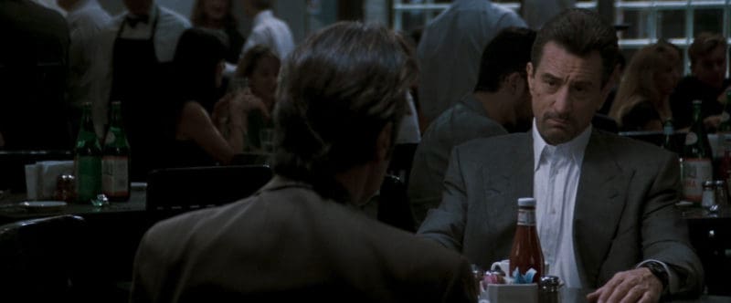 De Niro mira a su contraparte en la escena del bar en que se supone dialoga con Pacino