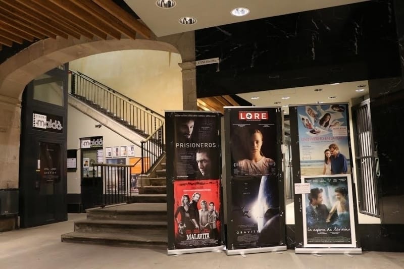Escaleras y carteles a la entrada de las salas