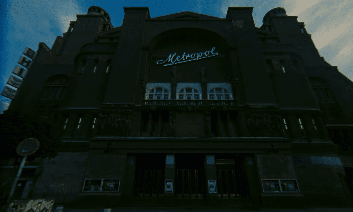 Fachada ominosa del cine en contrapicado