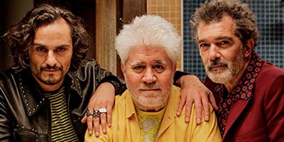 El director, entre sus dos protagonistas