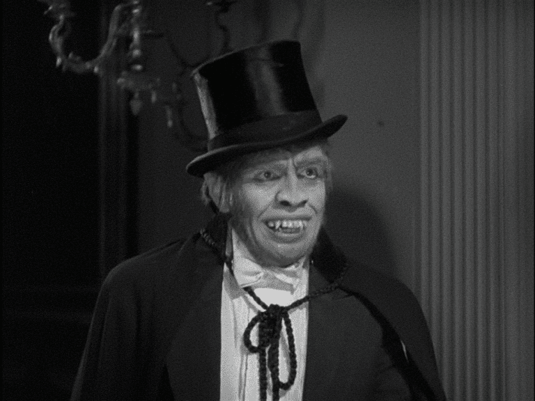 El monstruoso Mr Hyde entra en una estancia ataviado con un sombrero de copa y una capa negra