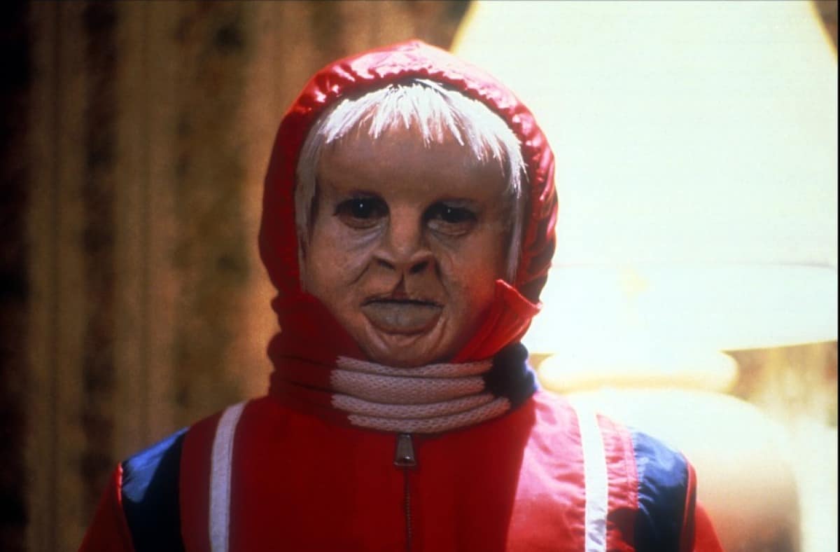 Uno de los traumas de la protagonista aparece como un viejo enano con un anorak rojo