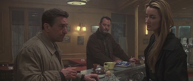 Los dos ladrones principales charlan con la protagonista tras la barra