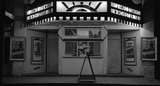 La entrada a la sala de proyecciones que va a cerrar al final de la película