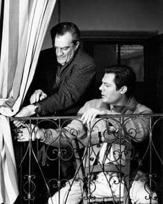 El director hace unos ajustes con el actor antes de rodar