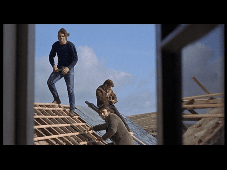 Los lugareños observan a la protagonista desde el tejado en obras