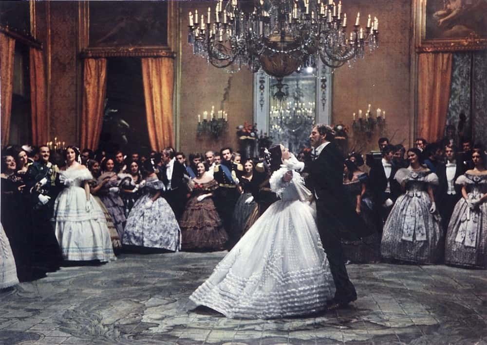 El anciano y la mujer bailan en la mansión en la aristocrática fiesta