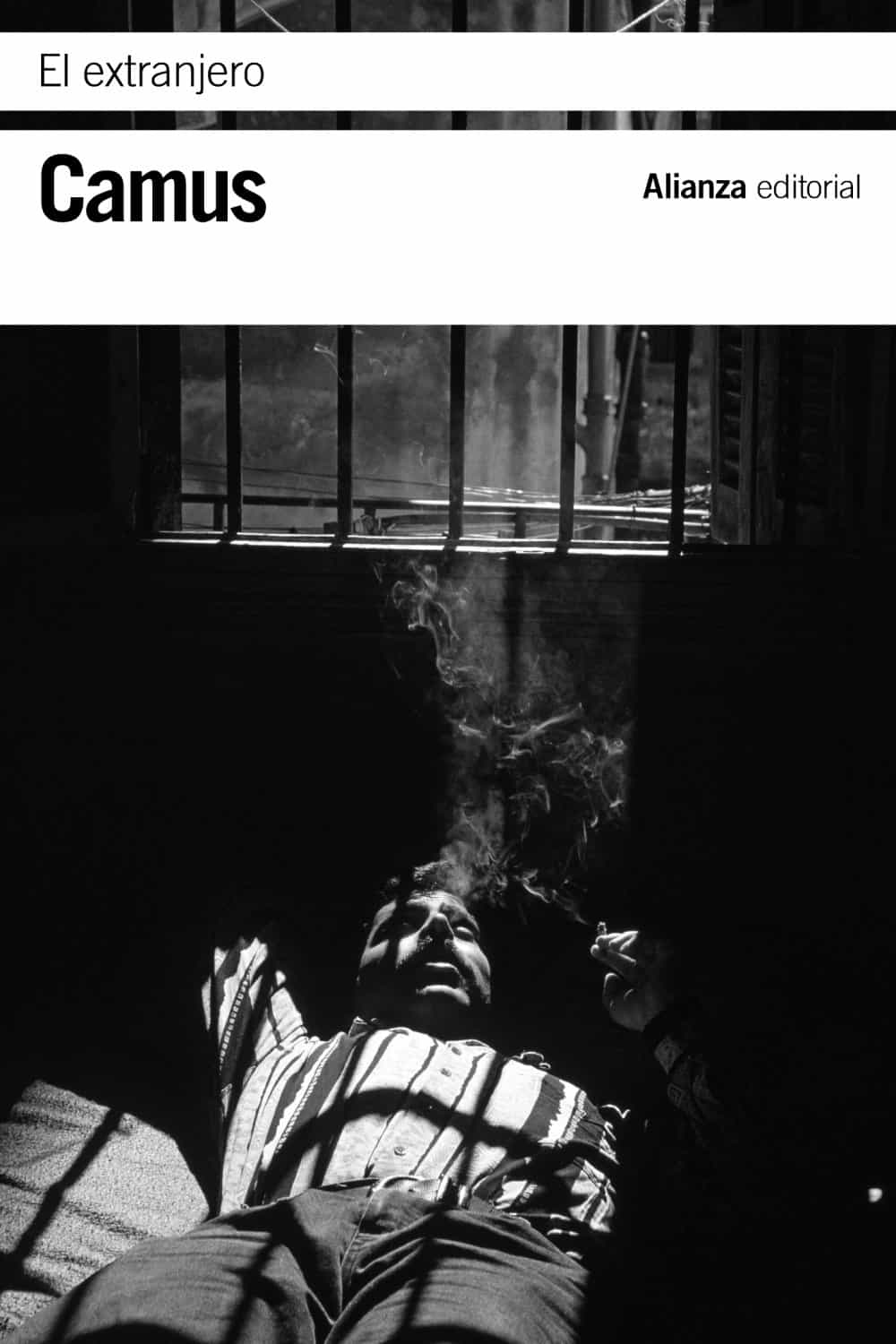 Cubierta del libro con el protagonista fumando en la celda