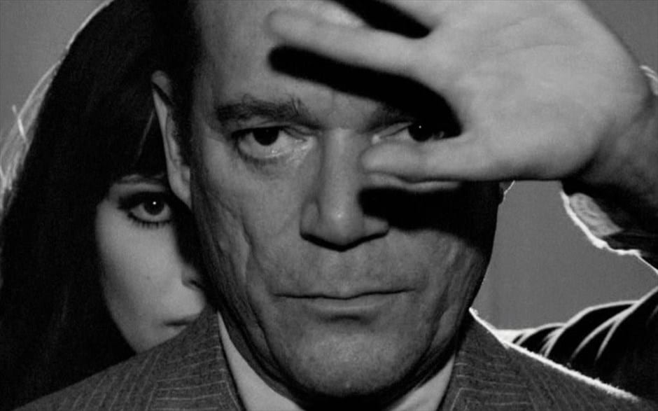 La protagonista rodea los hombros del director y le pone una mano ante la cara