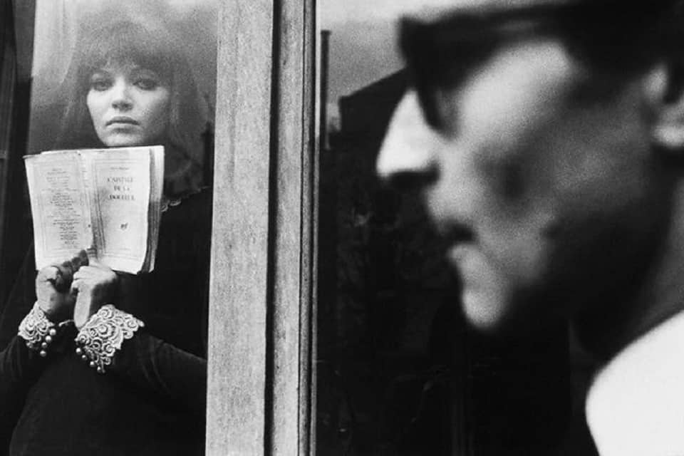 La actriz mira al director a través de una ventana durante el rodaje