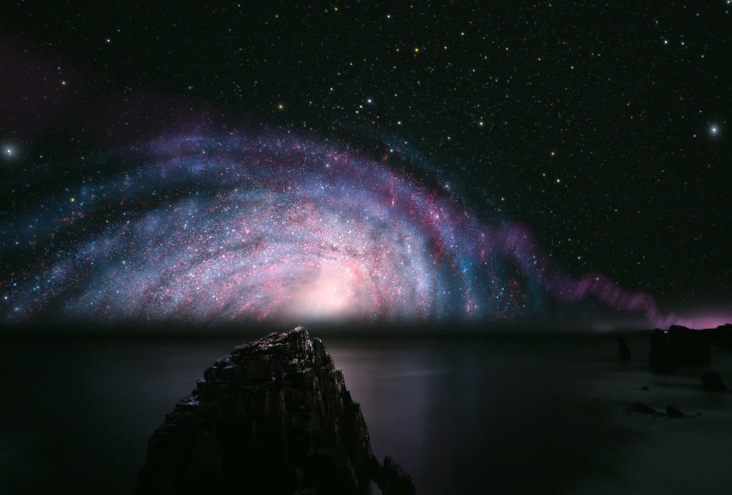 Una nebulosa aparece en el horizonte nocturno repleto de estrellas