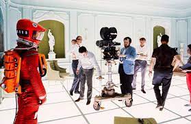 El director da instrucciones al actor en la escena en que se ve a sí mismo como un hombre viejo