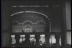 El brillo de la marquesina de la sala de cine le deslumbra