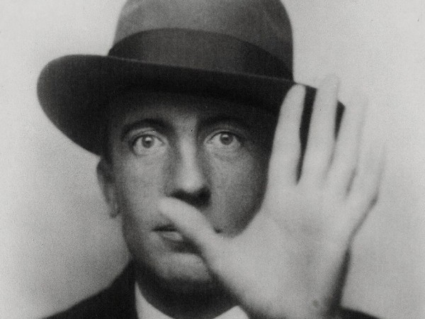 Retrato del artista con sombrero y una mano ante la cara