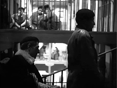 Los emigrantes suben la escalera de la pensión al llegar a la ciudad