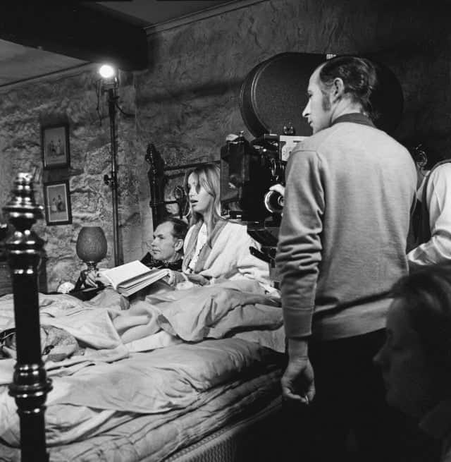 La protagonista y el director leen el libreto en la cama