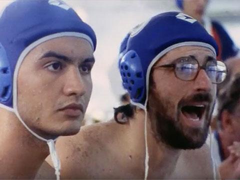 El director y el actor con gorros de waterpolo animan a su equipo