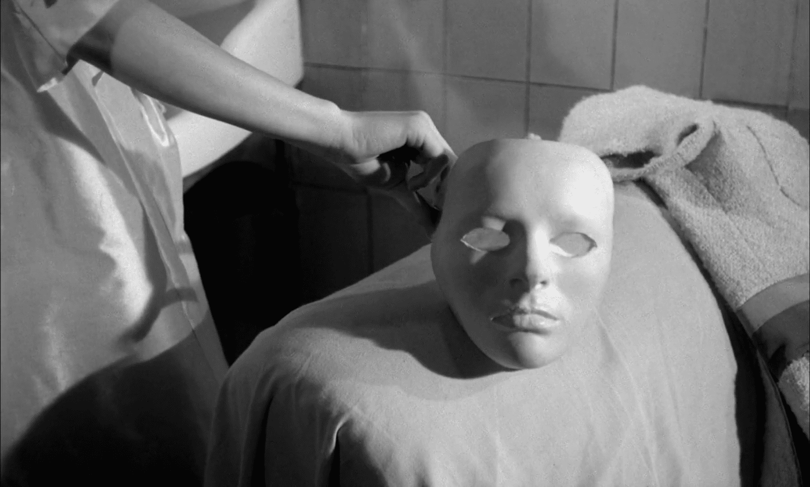 La mujer muestra la máscara vacía que se verá obligada a llevar por su accidcente
