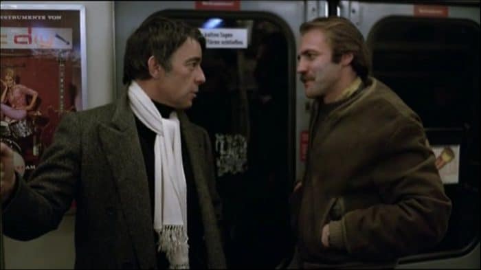 El mafioso francés habla con el sicario aficionado alemán en el metro
