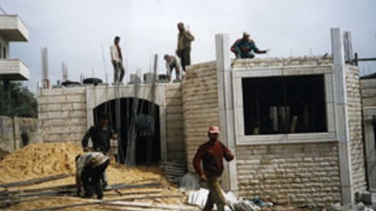Los trabajadores palestinos construyen residencias en lugares que fueron suyos