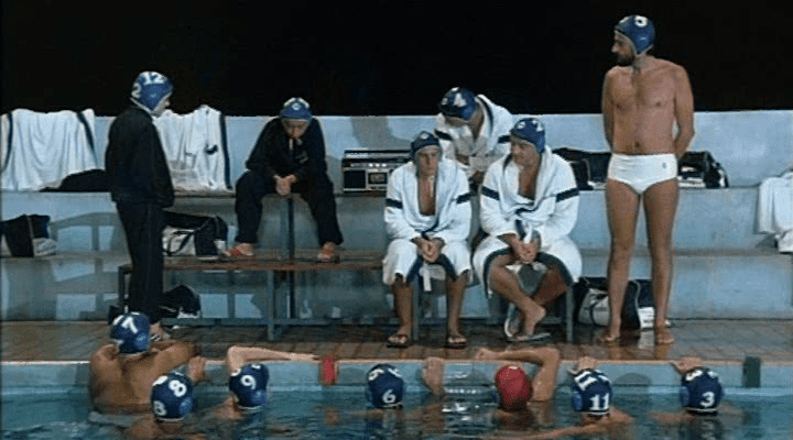 El equipo de waterpolo se reúne alrededor del borde de la piscina