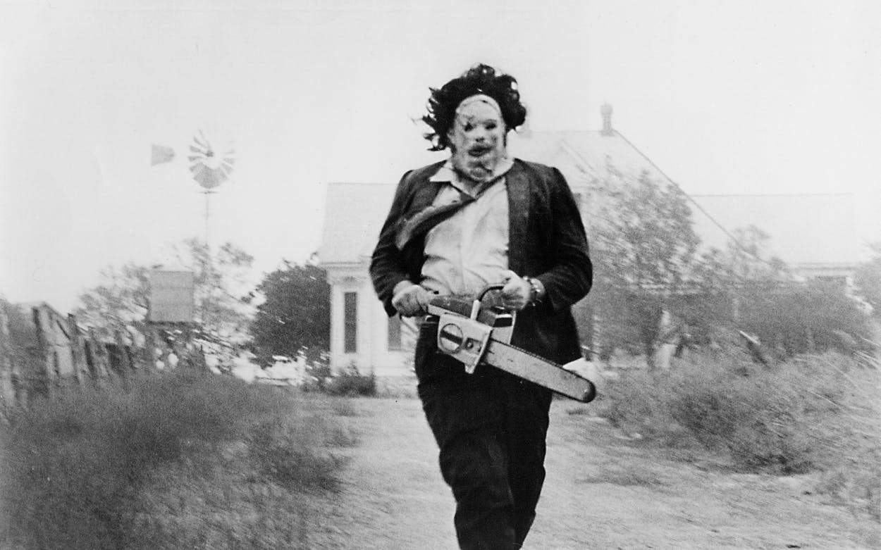 Leatherface persigue a sus víctimas con una sierra mecánica