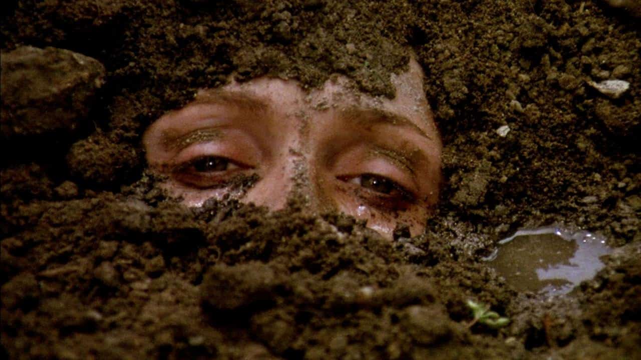 Las lágrimas de la criada enterrada forman un charco al lado de sus ojos
