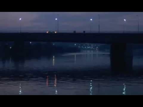 Las luces de la autopista se reflejan en las aguas del río de noche