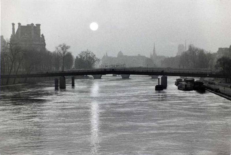 El sol se pone sobre el Sena y entre la bruma se adivina París