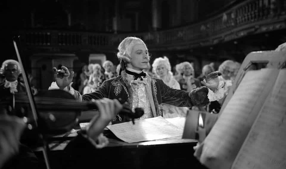 El gran músico al piano a punto de dirigir una orquesta pequeña