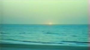 El sol se pone sobre el mar