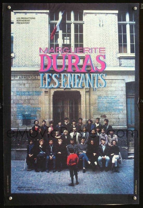 Cartel de la película en que un niño se sitúa ante sus maestros