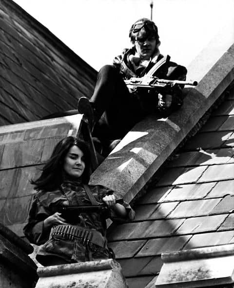 Los estudiantes disparan desde el tejado contra el patio de la escuela