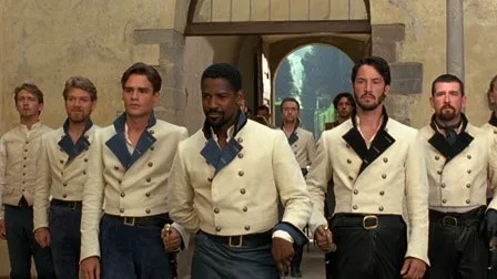 Los caballeros llegan todo engalanados a la fiesta