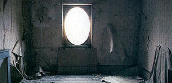 El sol brilla a través de la ventana del palacio en ruinas