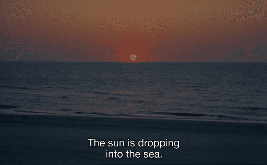 El sol se pone sobre el mar
