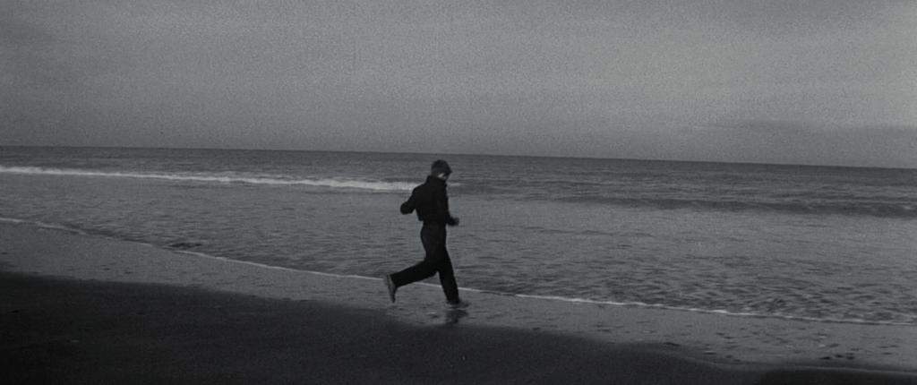 El niño protagonista corre por la playa en la escena final del film