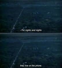 Sobre el paisaje oscuro aparece escrita la conversación telefónica de los protagonistas