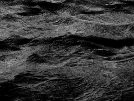 Las amenazadoras olas del mar en blanco y negro
